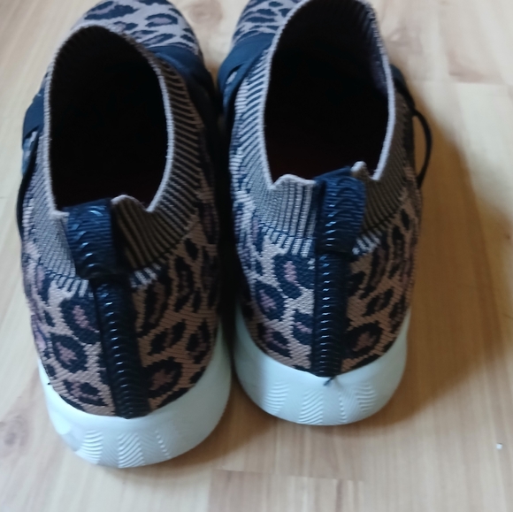 Bobs Women's sneakers leopard print x-cross size 10 - Picture 2 of 5